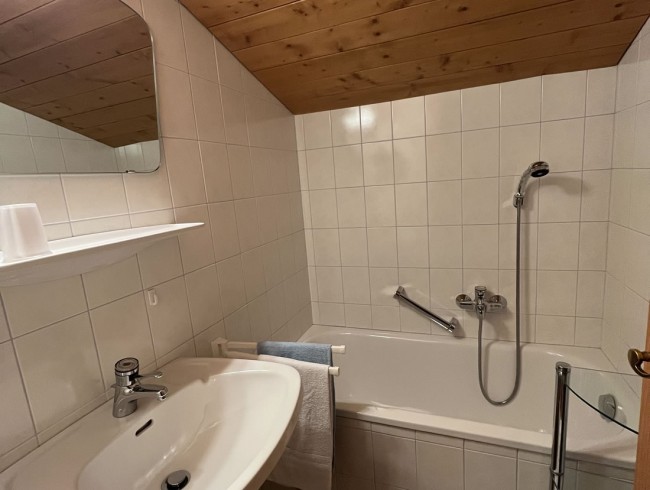 Badezimmer mit Waschbecken und Duschwanne