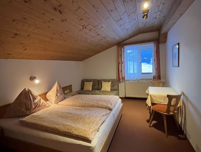 Schlafzimmer mit Doppelbett
